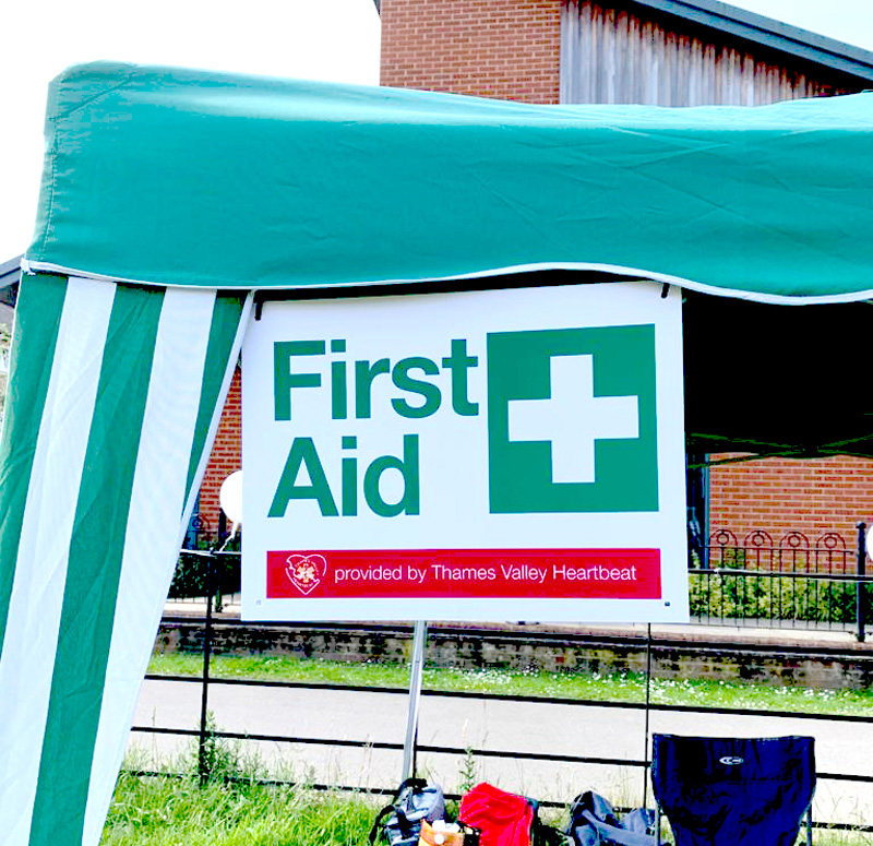 A green and white first aid sign